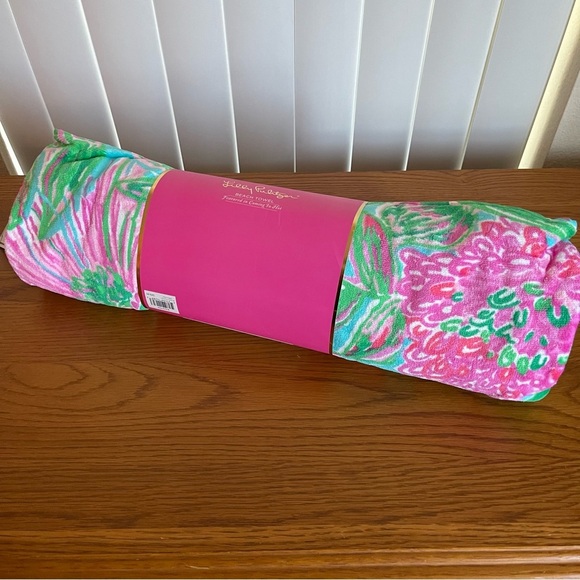 Lilly Pulitzer Beach Towel, Beach Day Pouch, and Champagne Flute Bundle - Picture 3 of 14